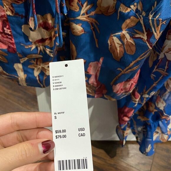 Urban Outfitters Size Small Blue Floral Cropped Top Blouse V-Neck Womens Viscose - Picture 7 of 9